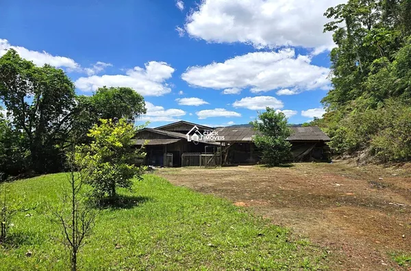Casa semi-mobiliada com 3 dormitórios e Galpão no Bairro Badenfurt - Blumenau.