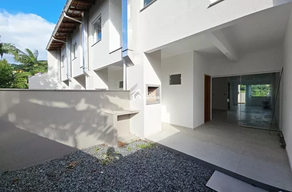 Excelente Sobrado com 3 dormitórios sendo 1 suíte no Bairro Água Verde. 