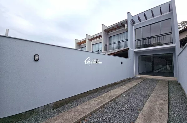 Excelente sobrado com 2 dormitórios sendo 2 suítes no Bairro Escola Agrícola.