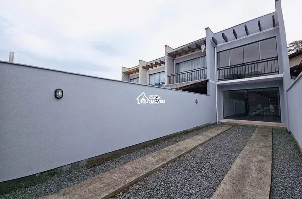 Excelente sobrado com 2 dormitórios sendo 2 suítes no Bairro Escola Agrícola.