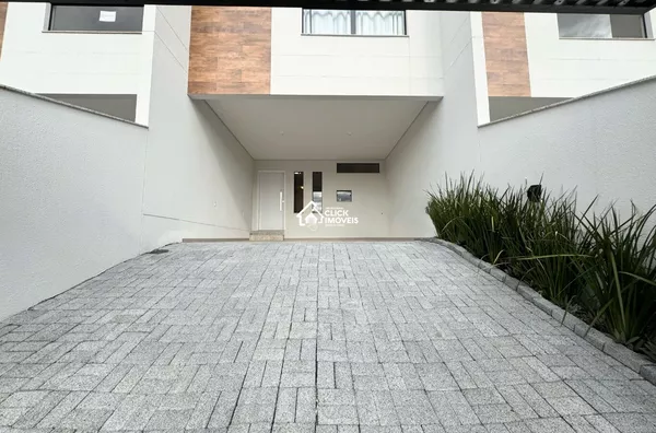  Sobrado com 3 dormitórios sendo 1 suíte no Bairro Escola Agrícola. 