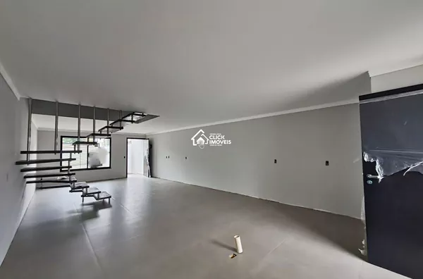 Sobrado com 3 dormitórios sendo 1 suíte na transversal da Rua João Pessoa no Bairro da Velha