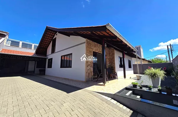 Casa térrea com 3 dormitórios sendo 1 suíte no Bairro Velha - Blumenau