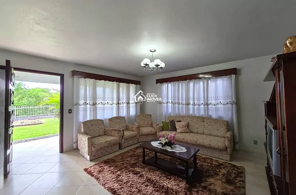 Casa semi-mobiliada com 3 dormitórios e Galpão no Bairro Badenfurt - Blumenau.