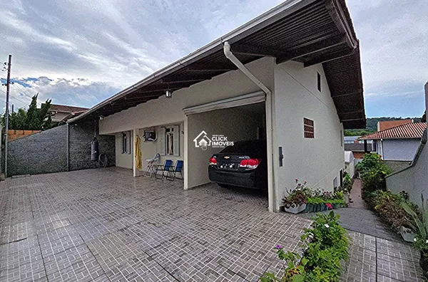 Casa Residencial com edícula no Bairro Água Verde na cidade de Blumenau