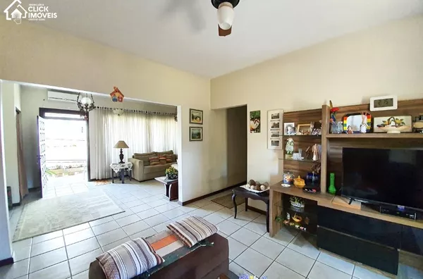 Excelente Casa com 3 dormitórios sendo 1 suítes, no Bairro Escola Agrícola