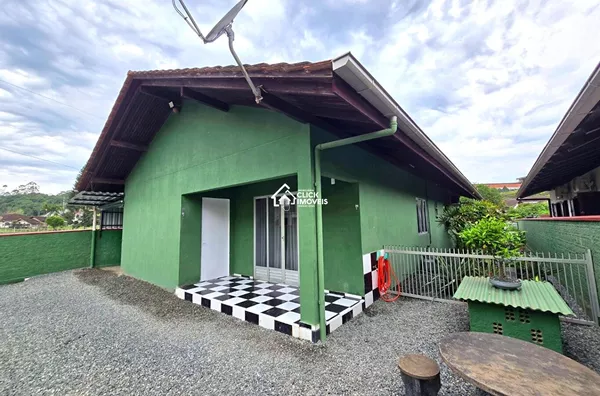 Casa térrea com 4 dormitórios sendo 1 Suíte no Bairro Testo Salto - Blumenau