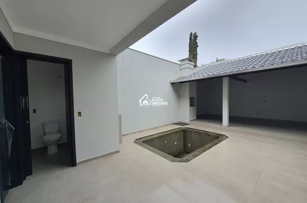 Sobrado com 3 dormitórios sendo 1 suíte na transversal da Rua João Pessoa no Bairro da Velha