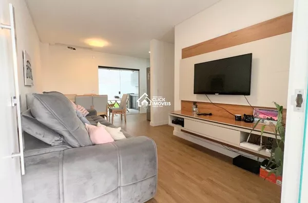  Sobrado com 3 dormitórios sendo 1 suíte no Bairro Escola Agrícola. 