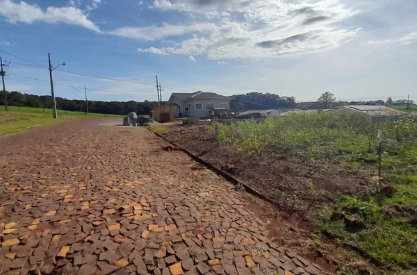 Lote á venda localizado no Loteamento Vale dos Pássaros 