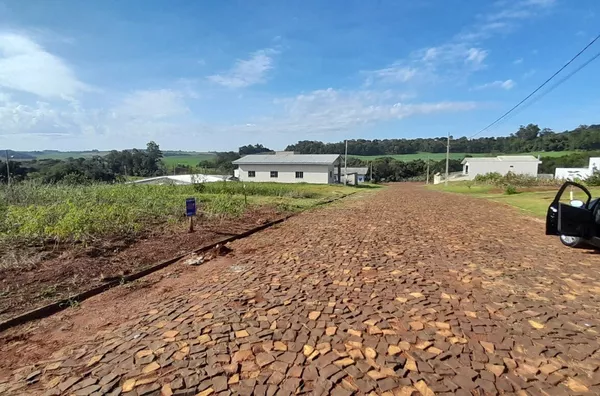 Lote á venda localizado no Loteamento Vale dos Pássaros 