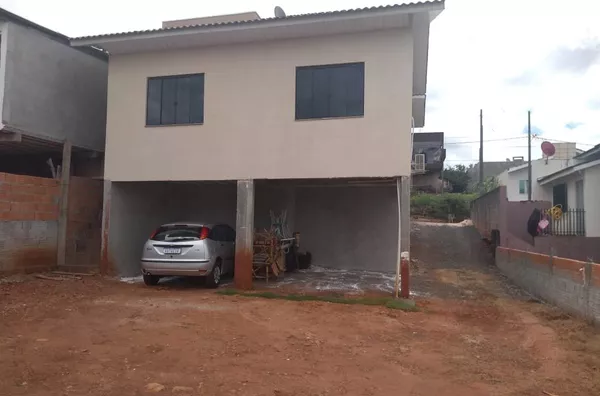 Casa á venda localizada no Bairro Água verde 