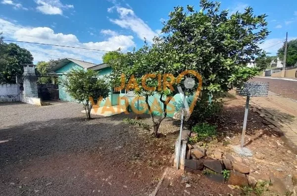 Casa á venda localizada no Bairro São Francisco 
