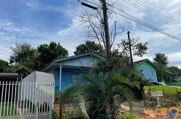 Casa á venda localizada no Bairro São Francisco 