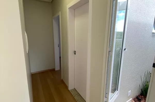 Casa á venda localizada no Loteamento Universitário 