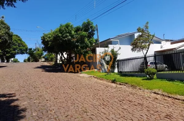 Casa á venda localizada no centro de Ampére - PR