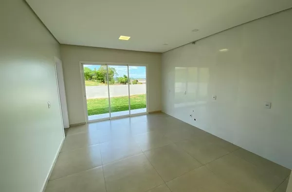 Casa á venda localizada no Loteamento Universitário 