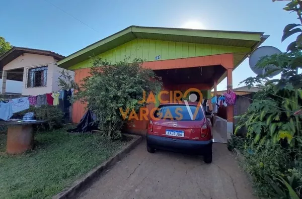 Casa á venda localizada no bairro Santa Mônica 