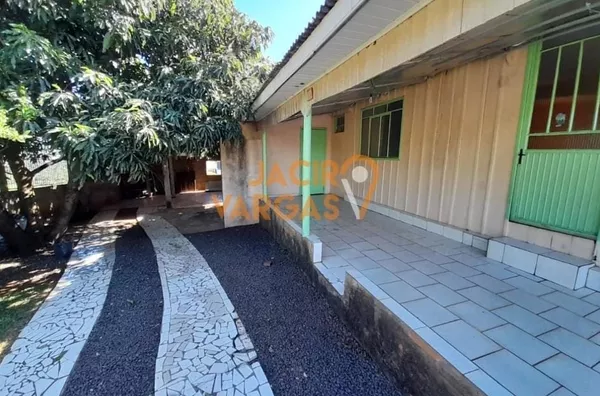 Casa á venda localizada no Bairro São Francisco 