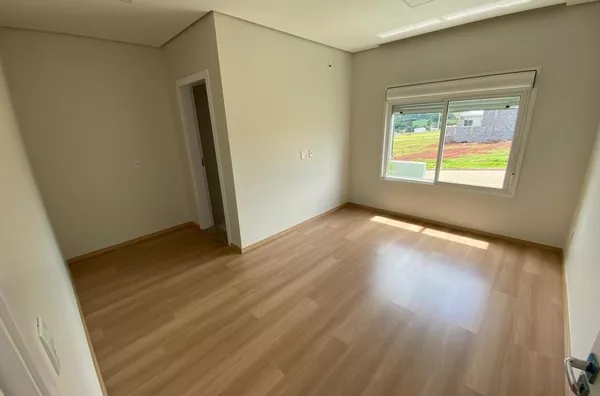 Casa á venda localizada no Loteamento Universitário 