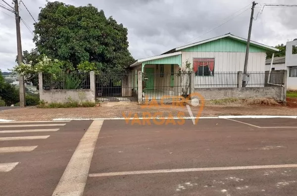 Casa á venda localizada no Bairro São Francisco 