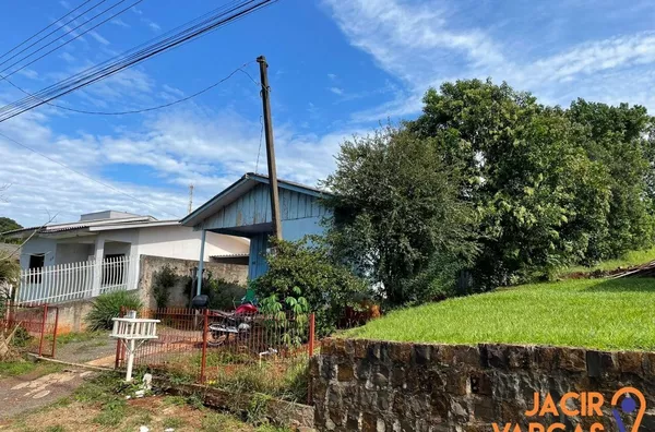 Casa á venda localizada no Bairro São Francisco 