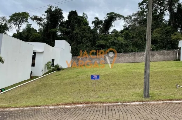 Lote á venda localizado no Condomínio 