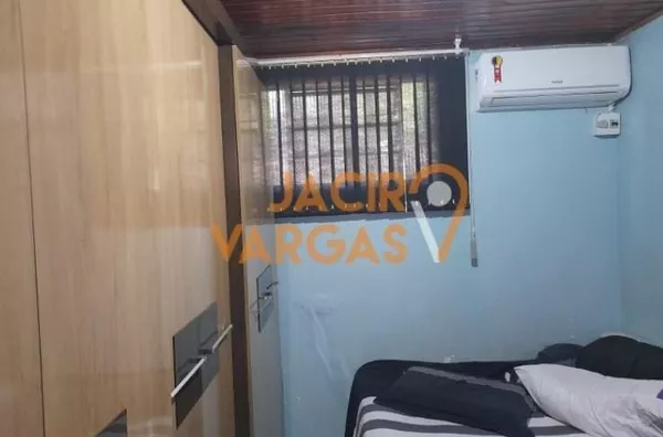 Casa á venda localizada no Bairro São Francisco 