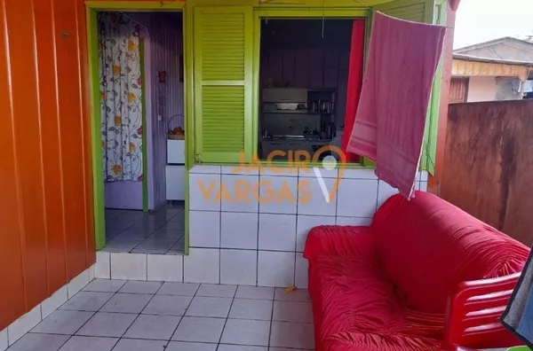 Casa á venda localizada no bairro Santa Mônica 