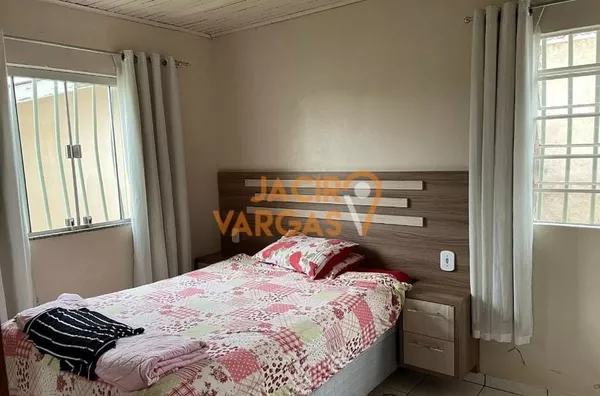 Casa á venda localizada no Bairro Jardim Floresta 