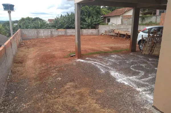Casa á venda localizada no Bairro Água verde 