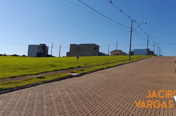 Lote á venda localizado no Loteamento Universitário 