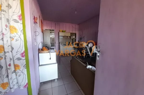 Casa á venda localizada no bairro Santa Mônica 