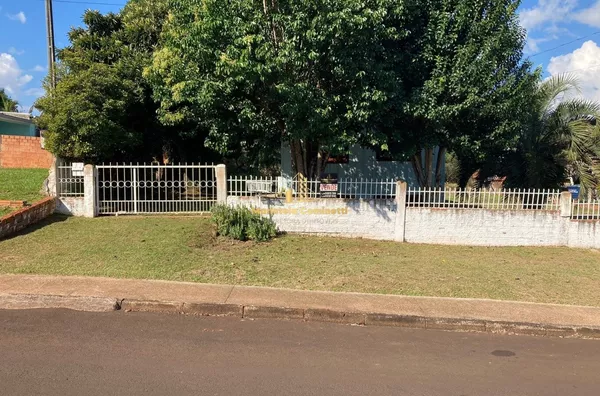 Casa com amplo terreno à venda