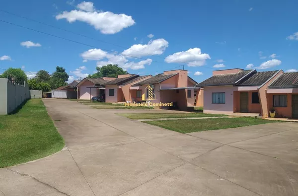 Condomínio com 8 casas e um prédio à venda!