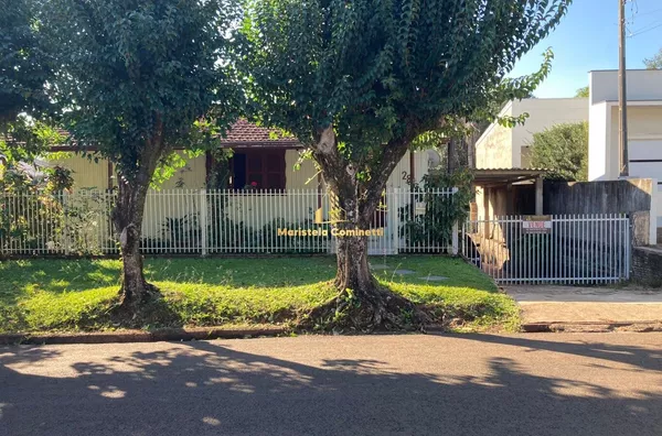 Casa mista com amplo terreno no Centro!