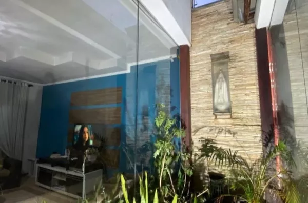 Casa à venda na Colina Santa Bárbara, Pouso Alegre MG, com 300 m² de terreno, 195 m² construídos, 3 quartos, suíte com closet, churrasqueira e fogão a lenha.