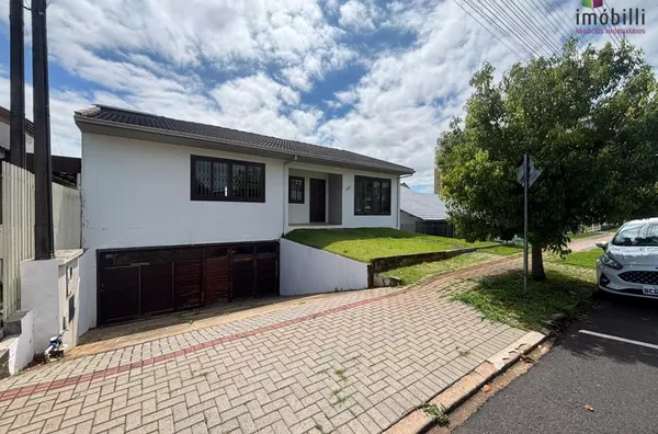 Casa de Alvenaria com Piscina Rua Monteiro Lobato, 380 - no Jardim Primavera