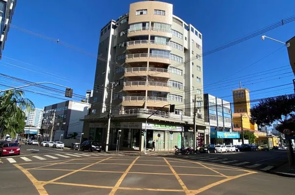 Apt Duplex de cobertura,  com piscina, sauna, 03 garagens e 03 suites.