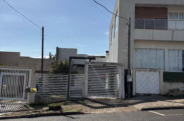 Casa de Alvenaria com sobra de terreno nos fundos