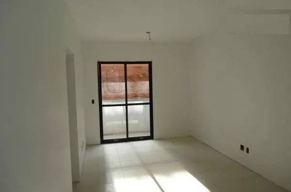 Apto primeiro andar, com elevador. Ed. Mαria Eduarda