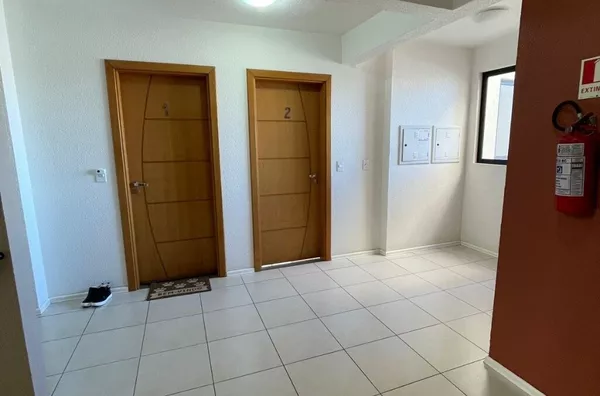 Apto primeiro andar, com elevador. Ed. Mαria Eduarda