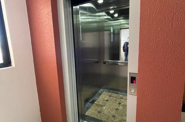 Apto primeiro andar, com elevador. Ed. Mαria Eduarda