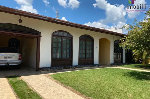 Casa com Edícula, 02 Suites e Piscina.