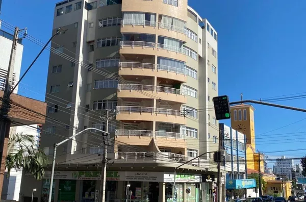 Apt Duplex de cobertura,  com piscina, sauna, 03 garagens e 03 suites.